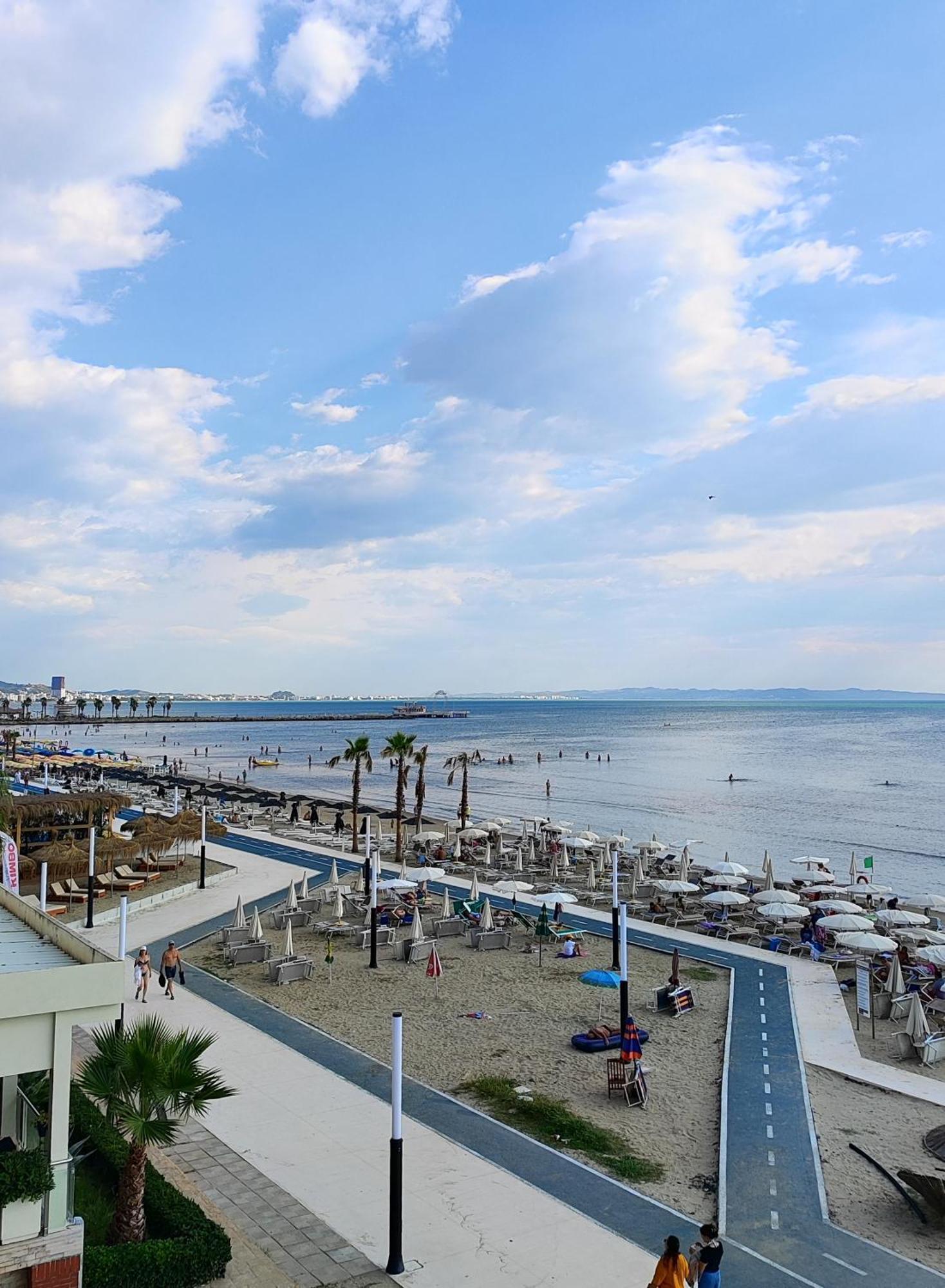 Calm Blue Sea Apartment Durres Bagian luar foto